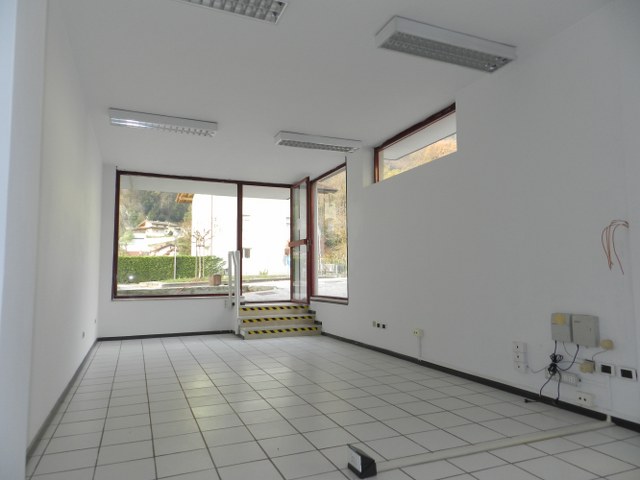 Comodo e spazioso ufficio a piano terra in Via Trento a Mezzolombardo